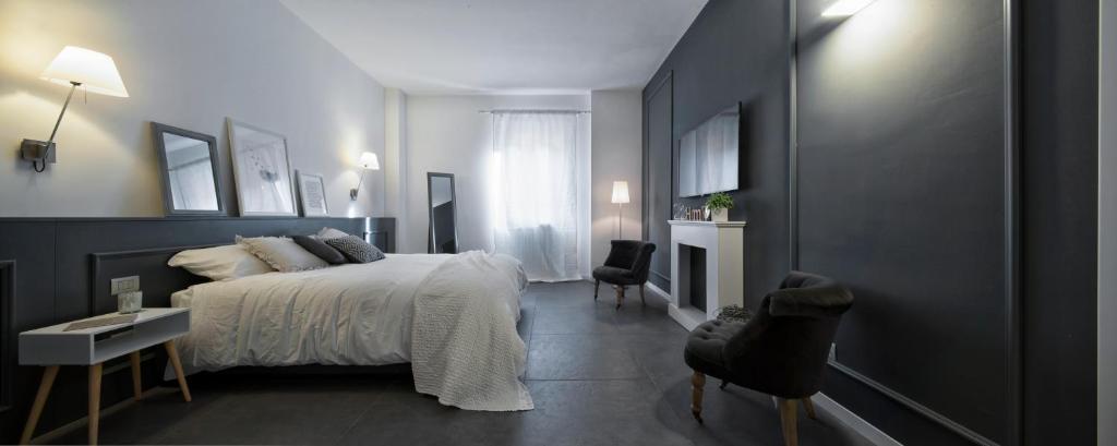 ヴォゲーラにあるSuite Vogue Viscontiのベッドルーム1室(ベッド1台、デスク、椅子付)