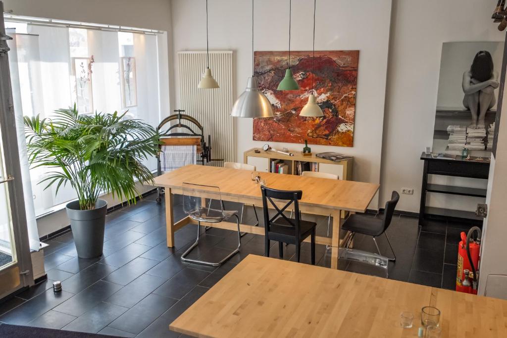 a dining room with a table and chairs at Hotel Cityroom in Gelsenkirchen