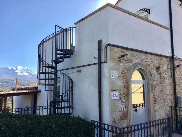 een gebouw met een wenteltrap aan de zijkant bij Casa Elvira Basilico in San Valentino in Abruzzo Citeriore