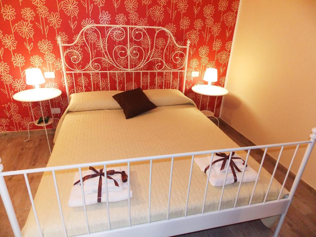 Un dormitorio con una cama con dos luces. en Il Vicoletto, en Frascineto