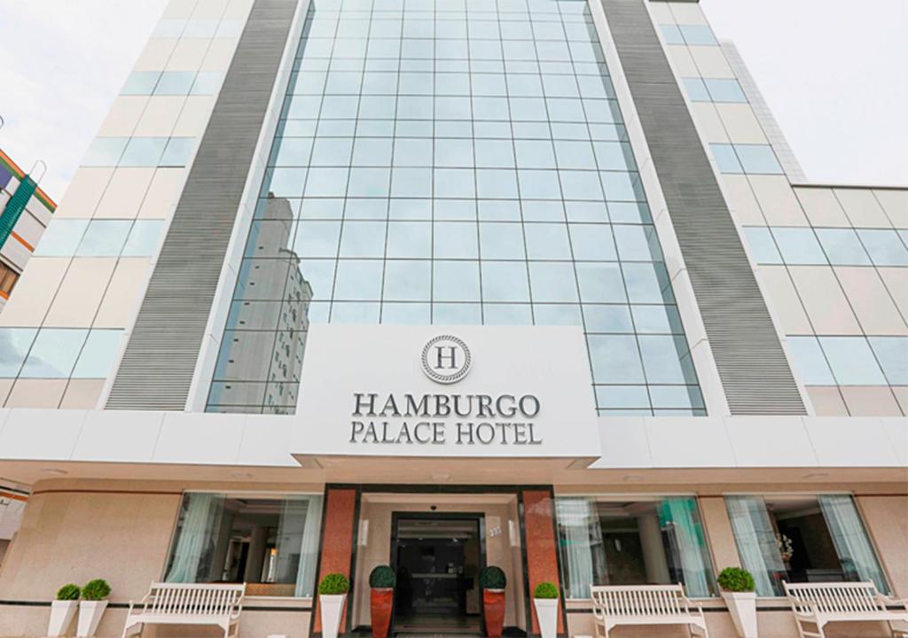 um edifício com uma placa que diz Hamilton Palace Hotel em Hamburgo Palace Hotel em Balneário Camboriú