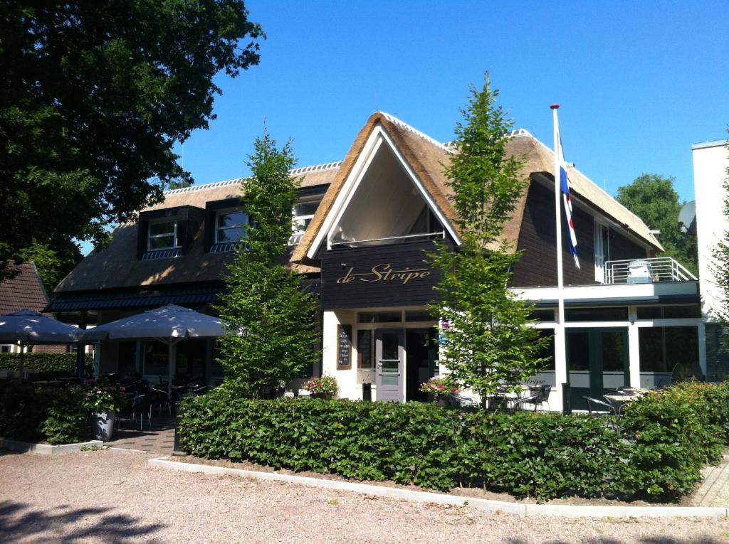 un edificio con un cartel en la parte delantera en Hotel en Restaurant de Stripe, en Wijnjewoude