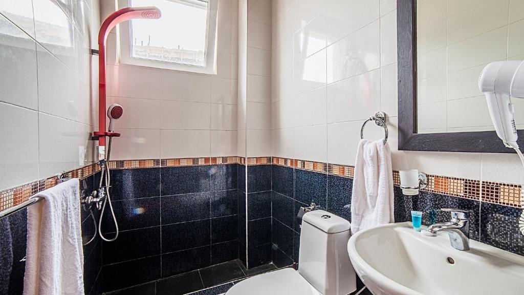 Koupelna v ubytování Orange Hotel