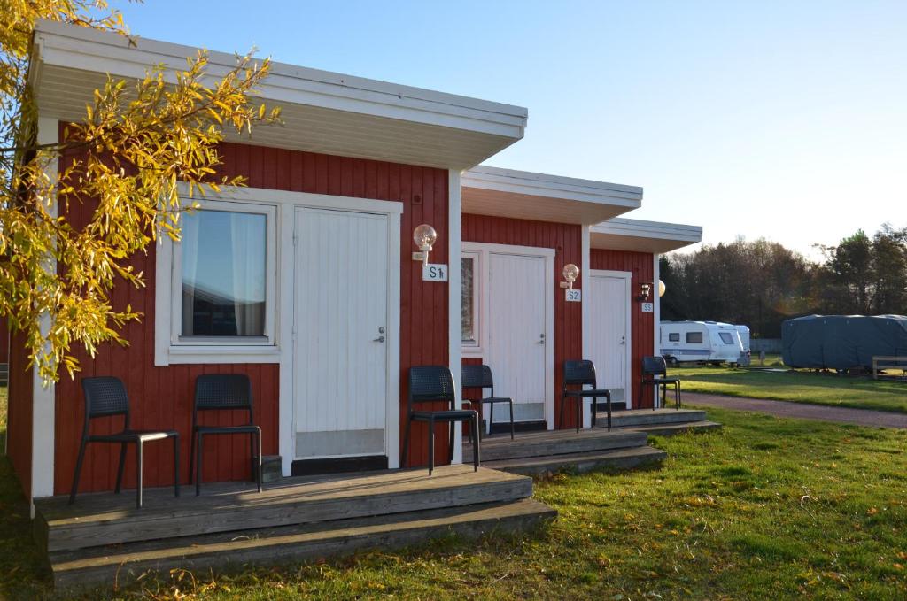 a group of chairs sitting outside of a building at Käringsund Resort Camping in Eckerö