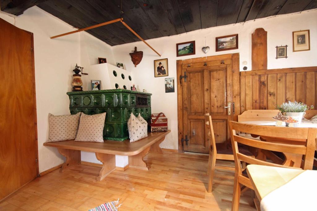 uma sala de estar com uma mesa e uma porta de madeira em Almliesl MITT-581 em Mittersill