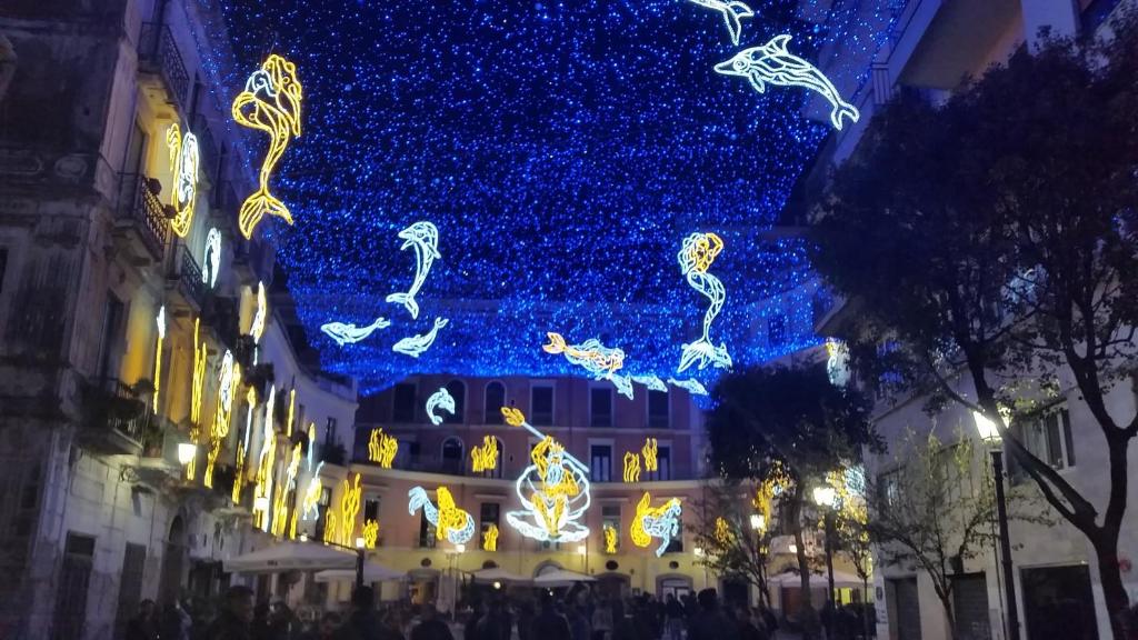 Un edificio con luci di Natale su una strada di città di Casa Vacanza Villa Morana a Baronissi