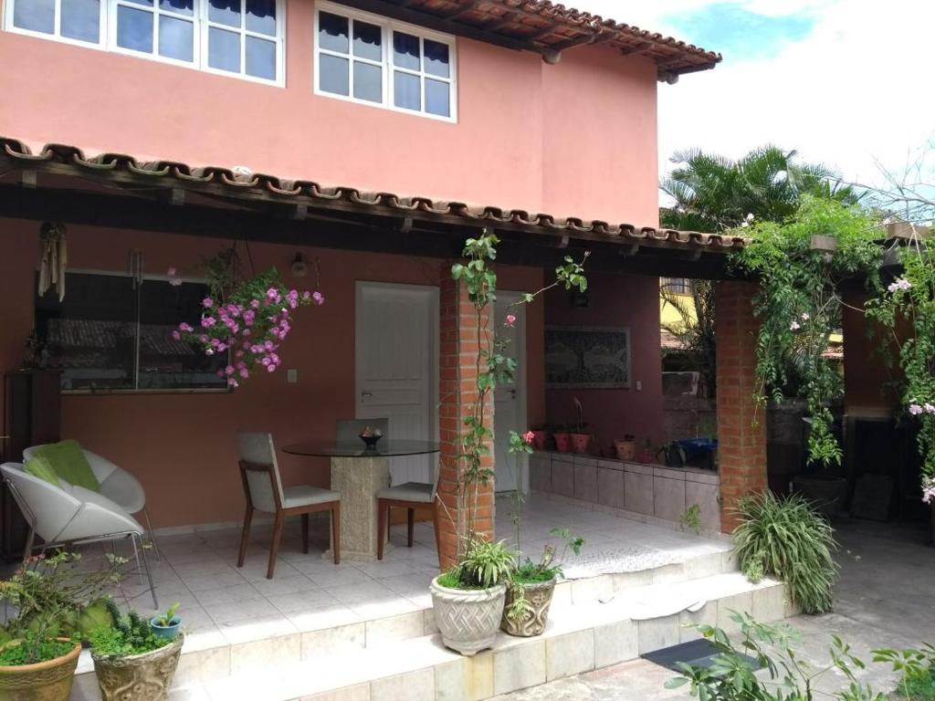 a patio of a house with a table and chairs at Hospedaria Vila Else in Vila Velha