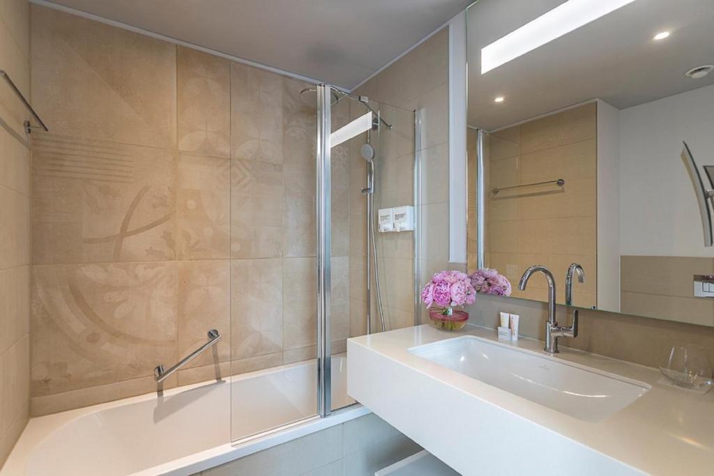 Capri by Fraser Berlin - Resim 3