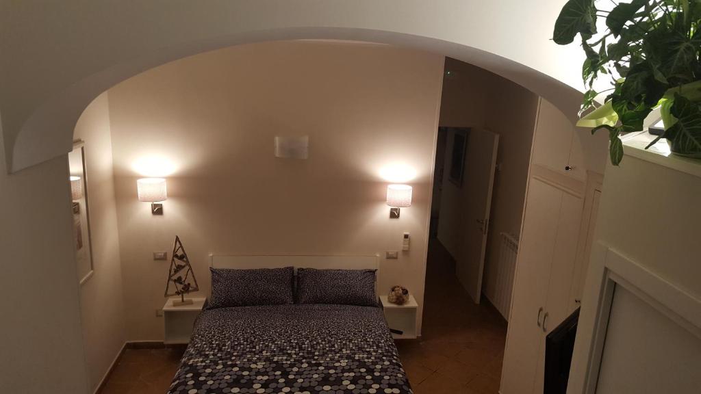 カーヴァ・デ・ティッレーニにあるCasaCriのアーチのある部屋のベッドルーム1室(ベッド1台付)