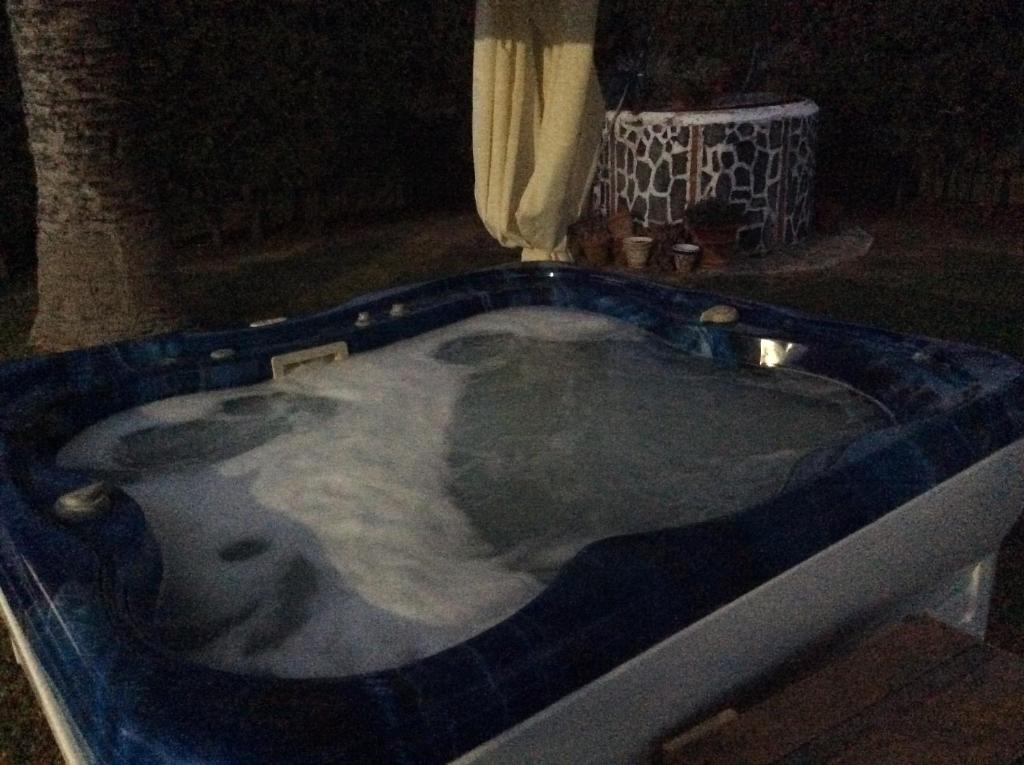 Chalet piscina jacuzzi Sevilla - Jacuzzi privado en la habitación en La Rinconada