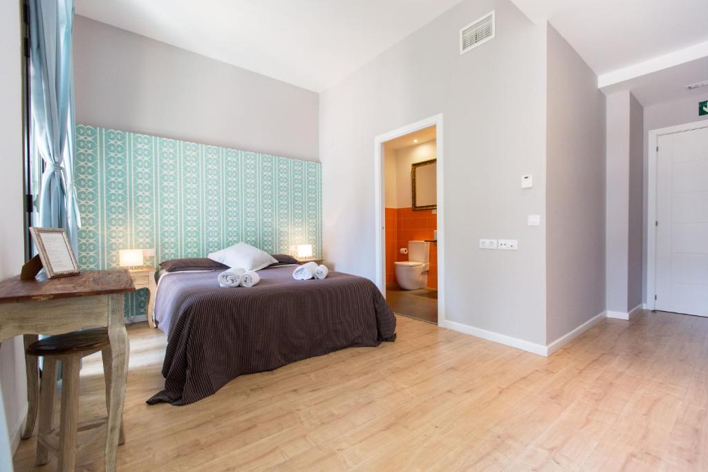A bed or beds in a room at Violeta Boutique