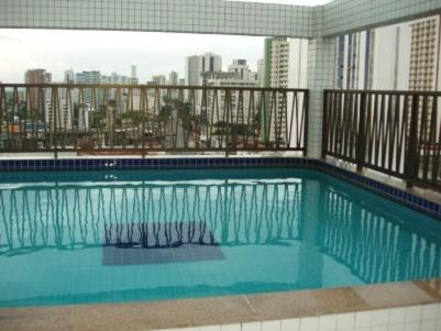 una piscina en la parte superior de un edificio con ciudad en Flat em Boa Viagem - Recife, en Recife