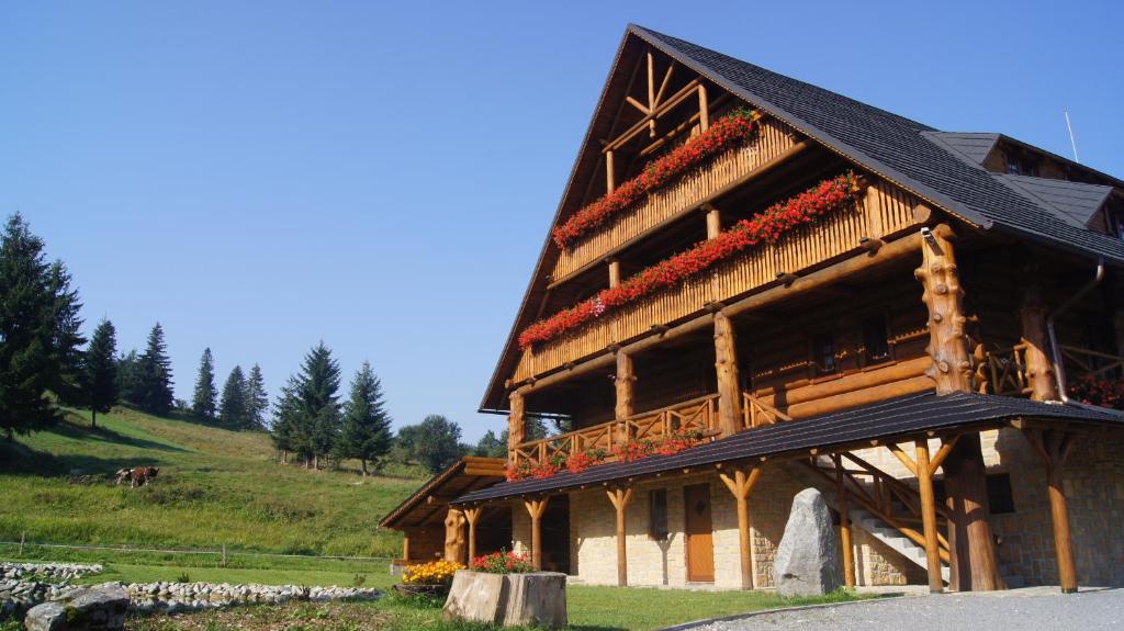 un gran edificio con un balcón en el lateral. en Penzion Pribisko, en Zuberec