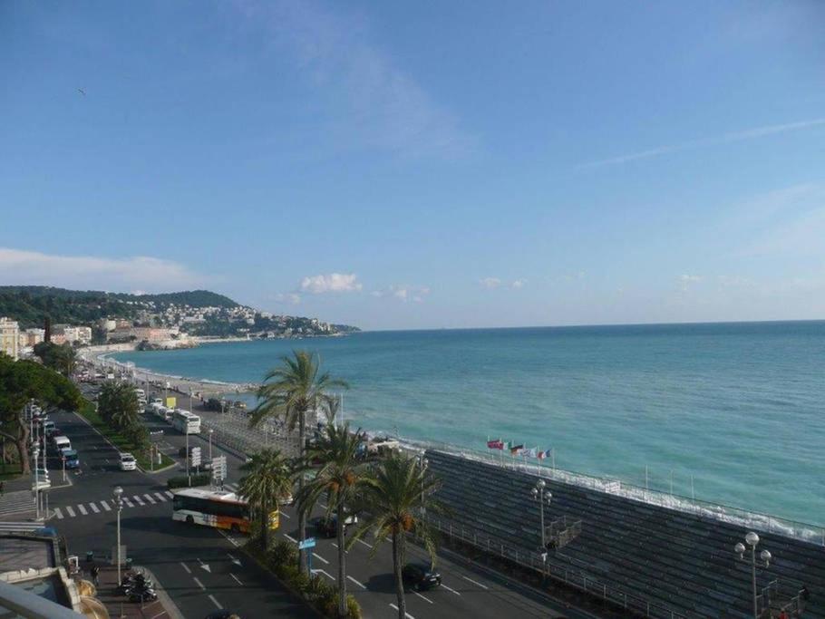 - une vue sur l'océan et une plage bordée de palmiers dans l'établissement Parc Anahit, à Nice