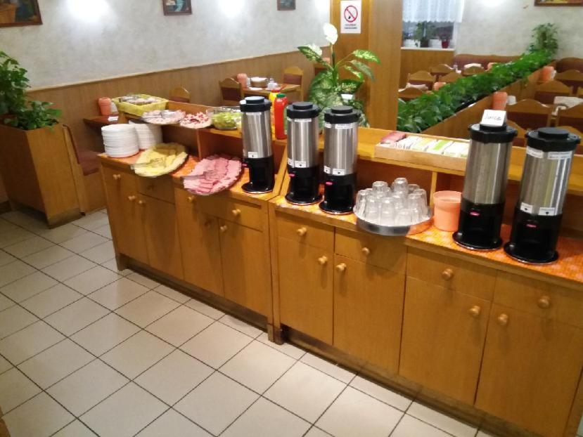 Příslušenství pro přípravu čaje a kávy v ubytování Hotel Pelikan