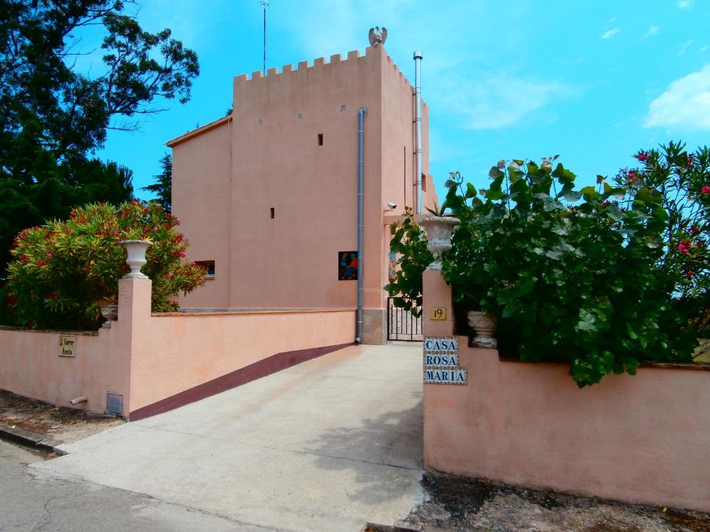 プラヤ・デアロにあるVilla Casa rosa Mariaのピンクの門入口