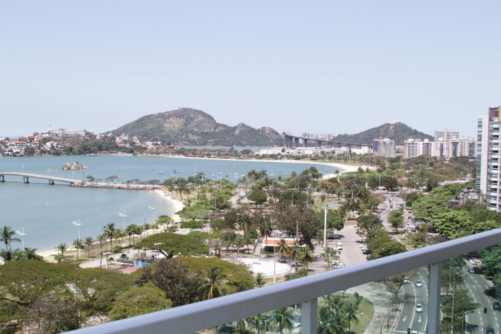 ヴィトーリアにあるPraia do Canto Apart Hotelのコンドミニアムのバルコニーからビーチの景色を望めます。
