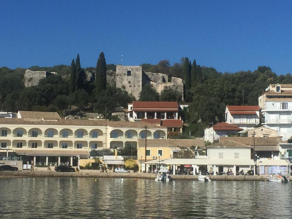 uma cidade na costa de um corpo de água em Villa Perris Studios em Kassiopi