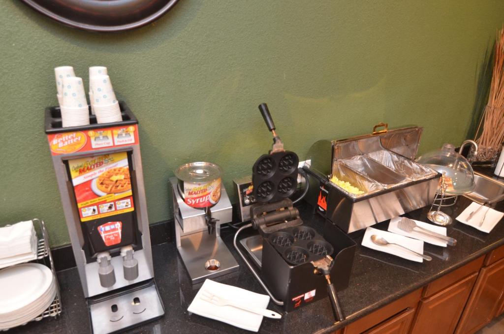 Příslušenství pro přípravu čaje a kávy v ubytování AmericInn by Wyndham Des Moines Airport