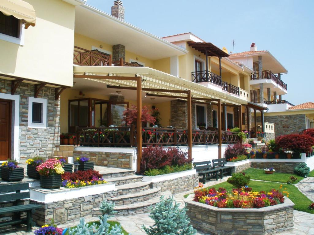 une maison fleurie dans la cour avant dans l'établissement Philoxenia Hotel, à Paranesti