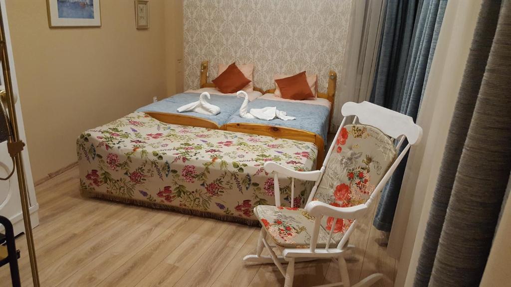 a bedroom with a bed with two swans on it at Hangulat Vendégház Apartmanok in Orosháza