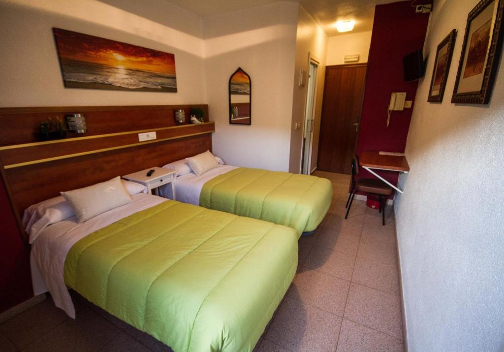 Postel nebo postele na pokoji v ubytování Hotel Ria de Bilbao