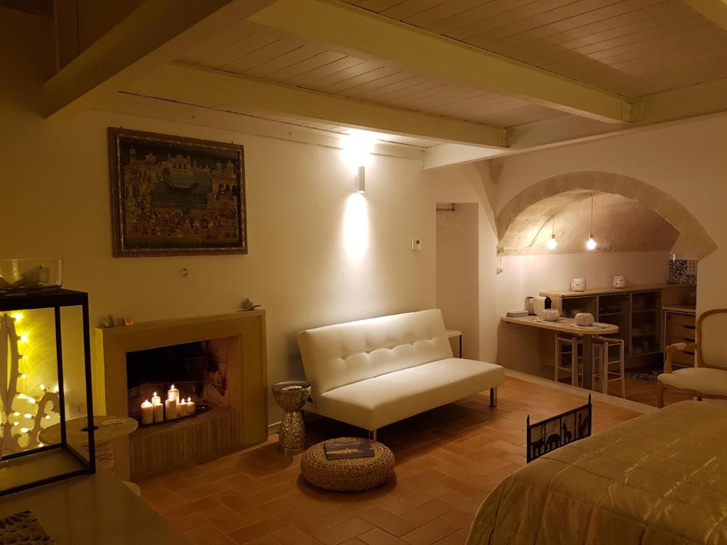 salon z kanapą i kominkiem w obiekcie Le LUMINARIe Sassi w mieście Matera