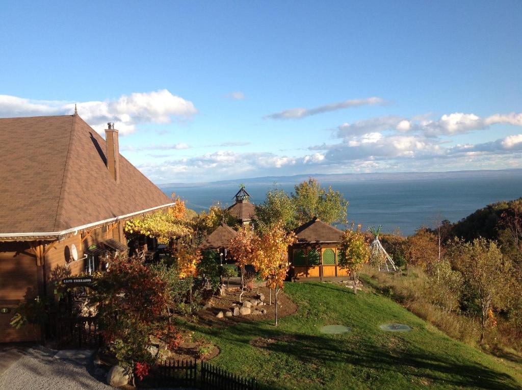 Vue aérienne d'une maison avec l'océan en arrière-plan dans l'établissement Auberge La Cote d'Or, à Petite-Rivière-Saint-François