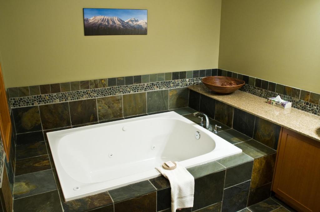 Koupelna v ubytování Pinnacle Ridge Chalets by Fernie Lodging Co
