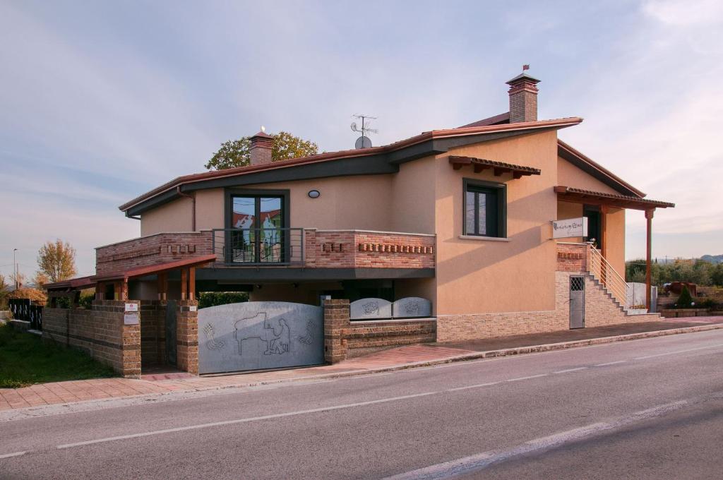 een huis aan de kant van de weg bij Artistico Relax B&B in Venticano