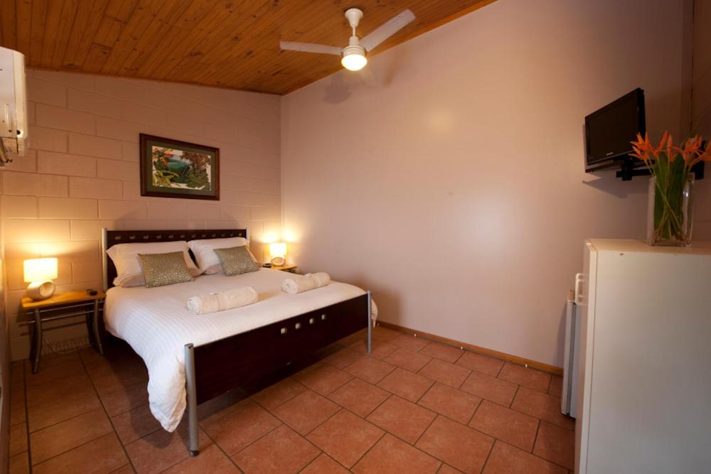 Postel nebo postele na pokoji v ubytování Dougies Backpackers Resort
