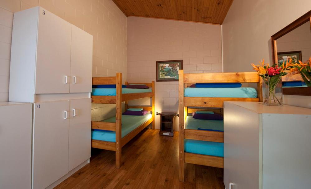Postel nebo postele na pokoji v ubytování Dougies Backpackers Resort