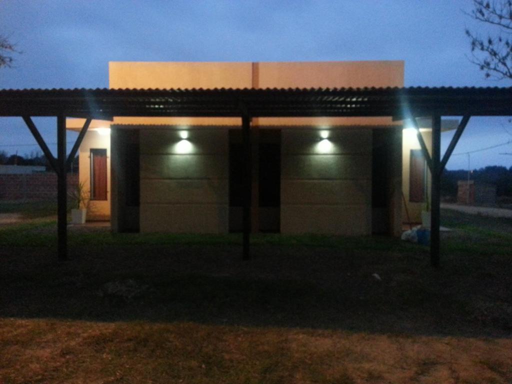 un bâtiment avec des lumières devant lui la nuit dans l'établissement Bungalows Don Heraldo, à San José