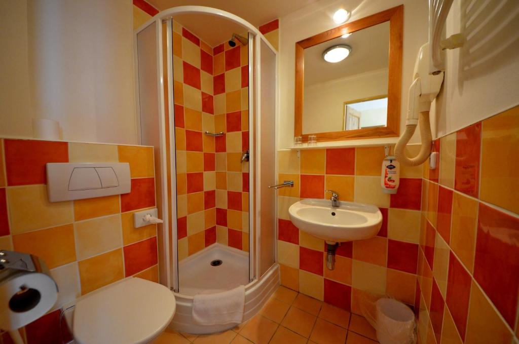 Koupelna v ubytování Alpský Hotel