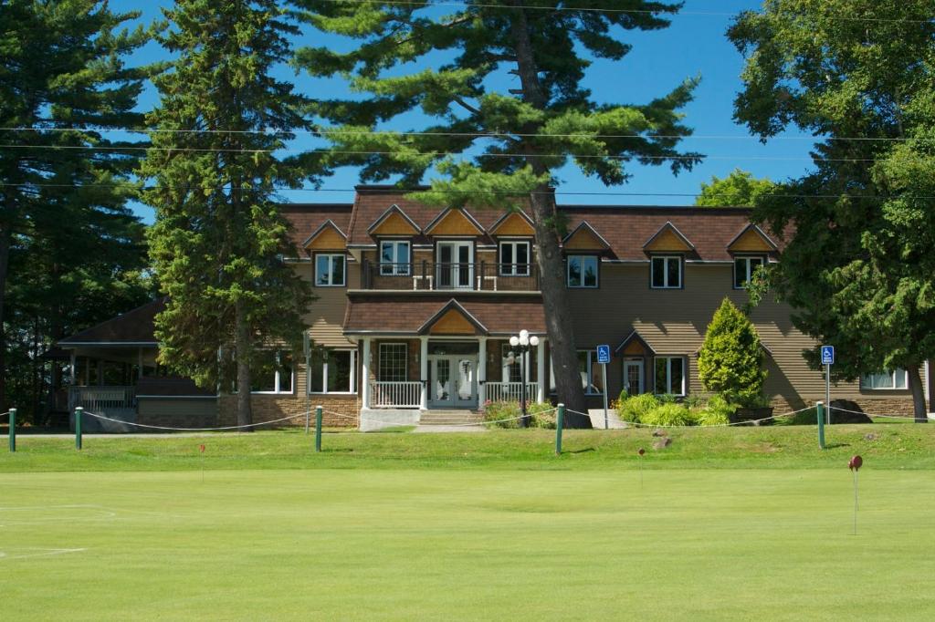una casa en un campo de golf con un green en Rawdon Golf Resort, en Rawdon