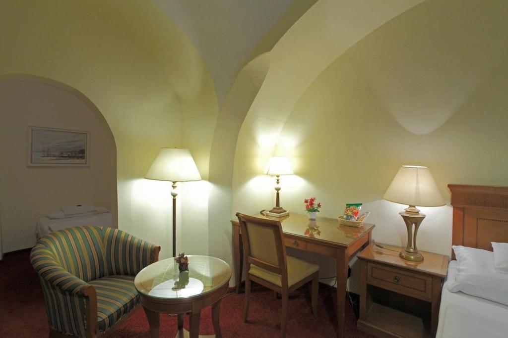 Postel nebo postele na pokoji v ubytování Hotel Romantik Eger