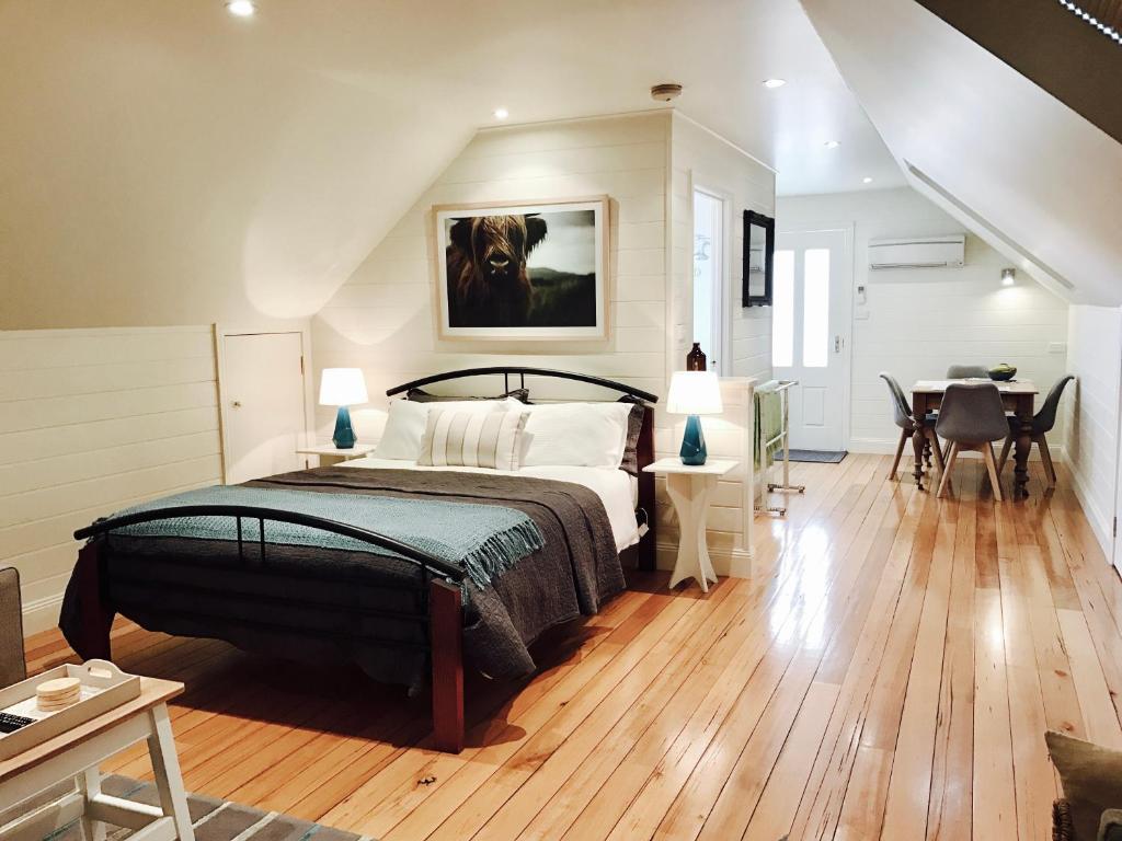 um quarto com uma cama, uma mesa e cadeiras em Loft Over The Vines em Richmond