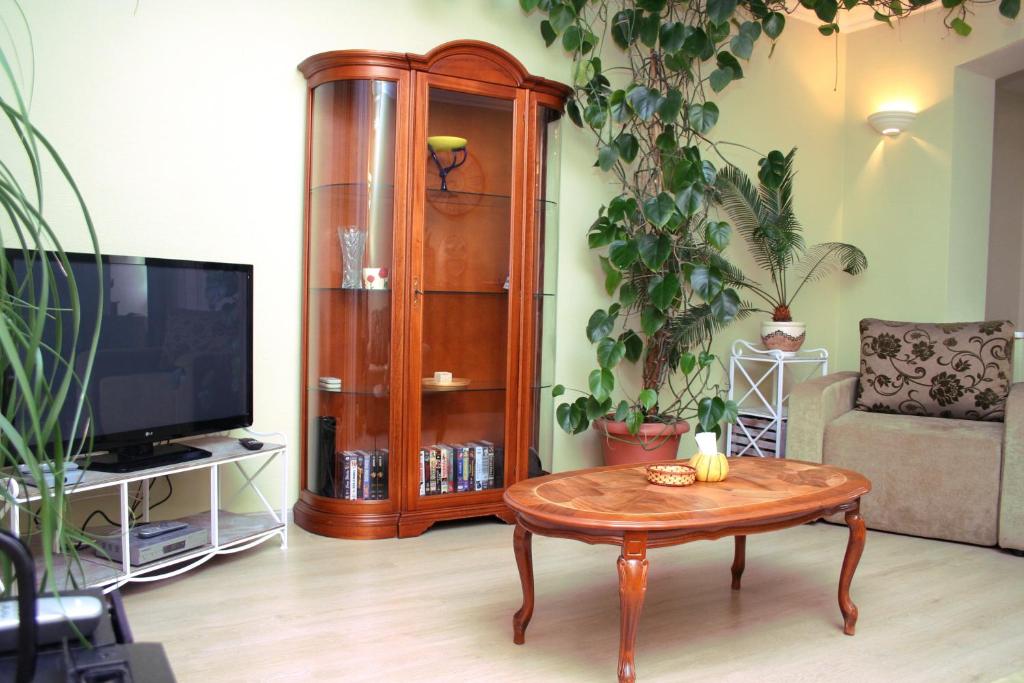 Real Home Apartments in Kiev Center - Deluxe Two-Bedroom Apartment With City View - Mykhailivska Street 2