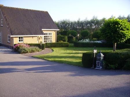 uma casa com um gerador em frente a um quintal em Het Jaarsveldhof em Montfoort