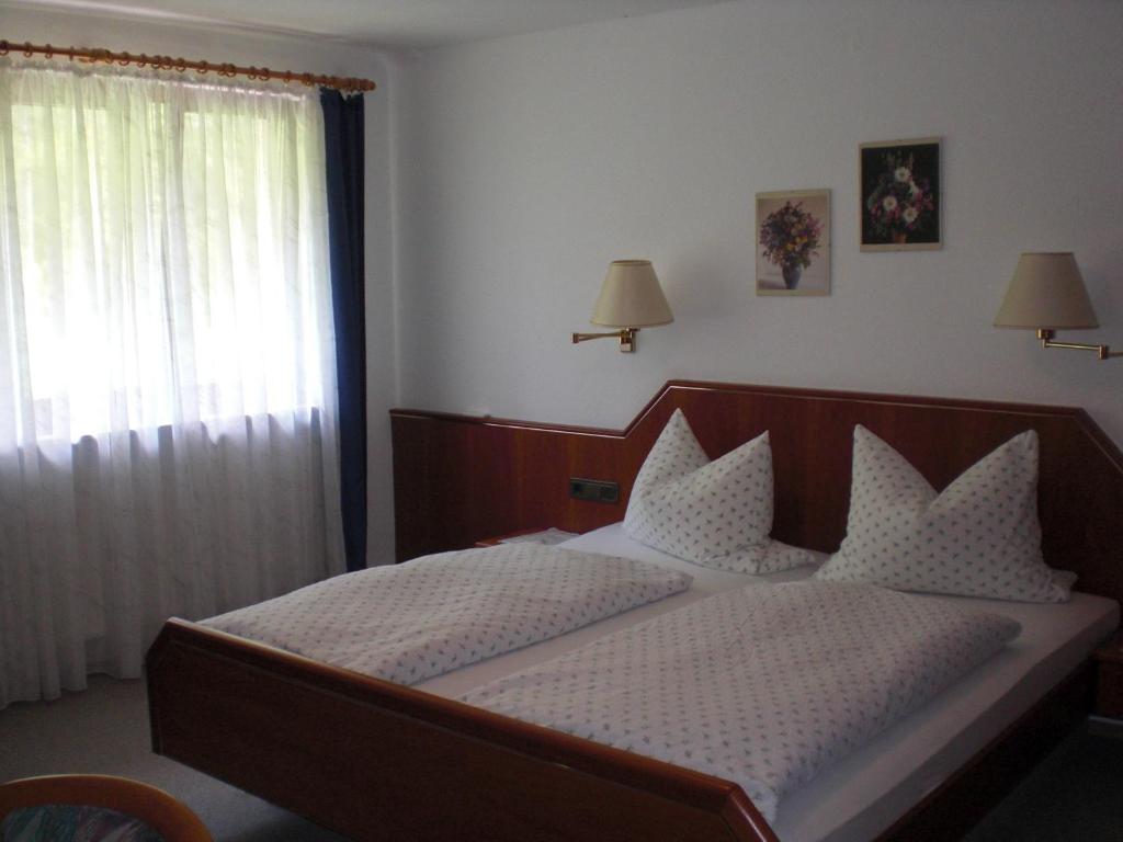 Postel nebo postele na pokoji v ubytování Gasthaus Zur Erle