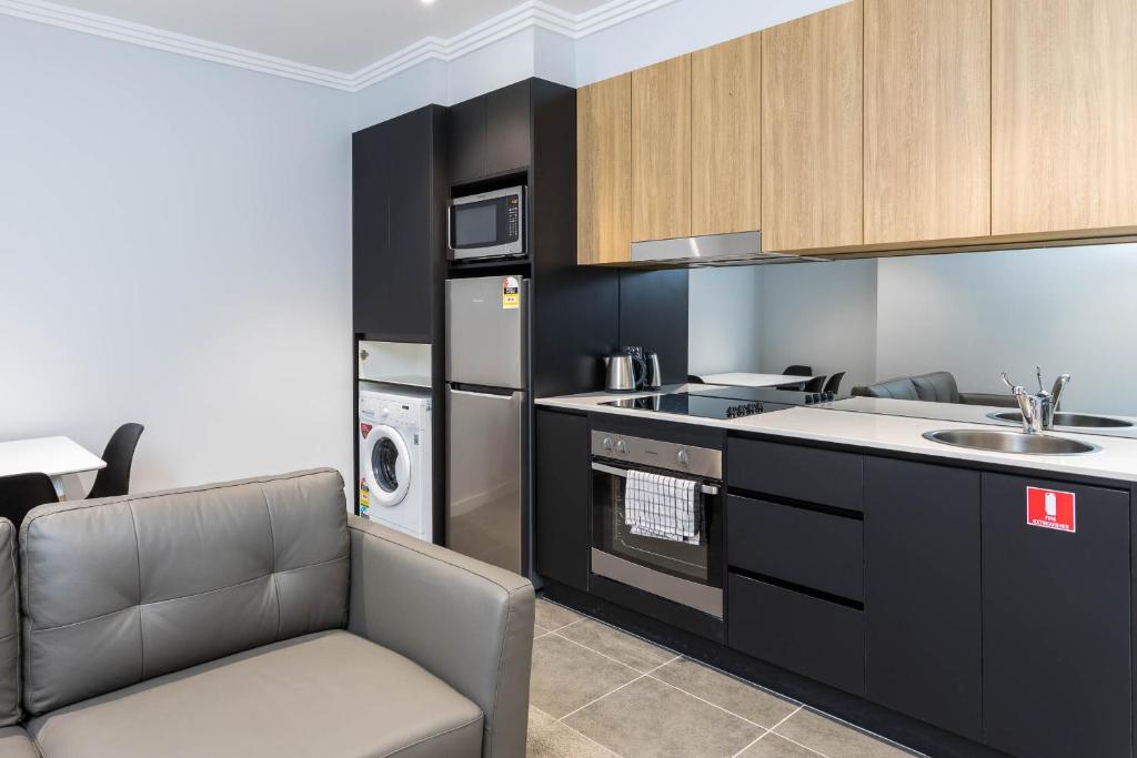 Kuchyň nebo kuchyňský kout v ubytování Civic Apartments