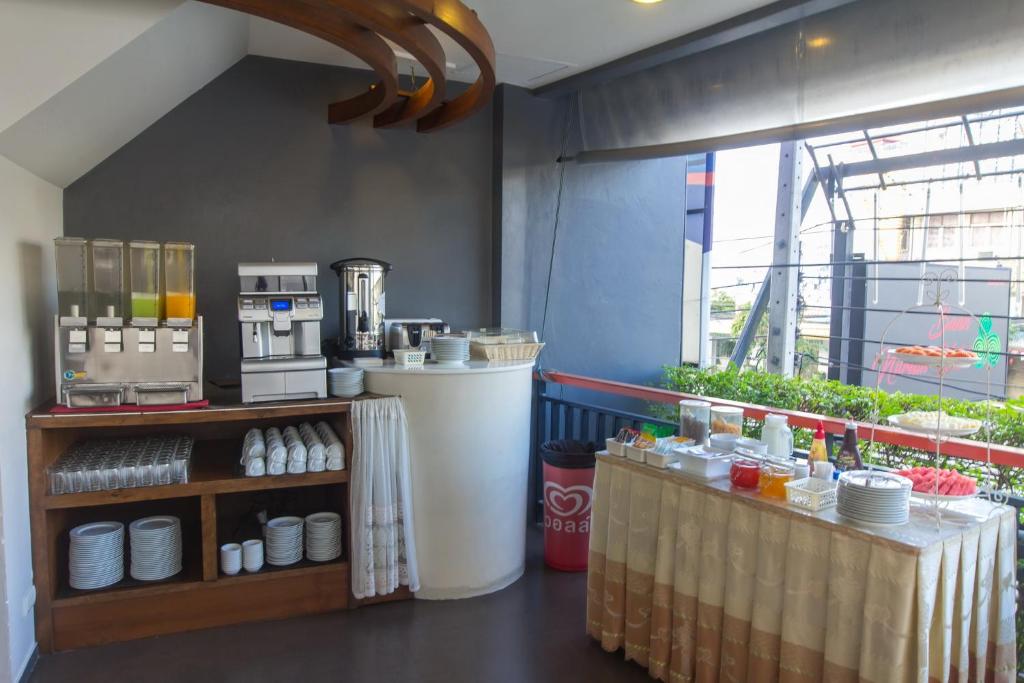 Příslušenství pro přípravu čaje a kávy v ubytování Baan Nilrath Hotel - SHA Extra Plus