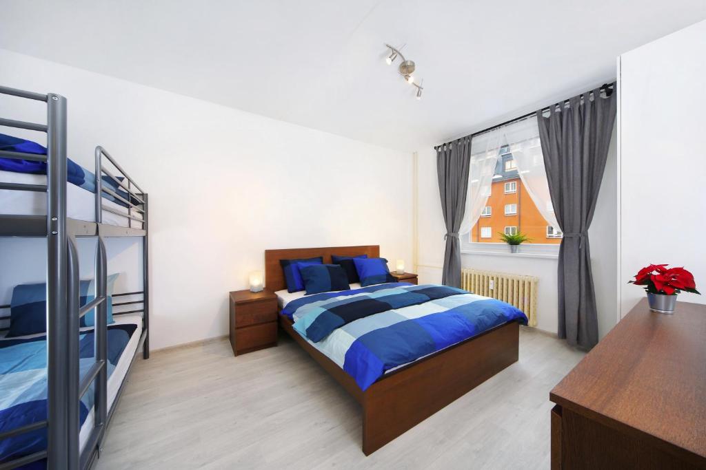 スピンドレルフ・ムリンにあるApartment 104 Špindlerův Mlýnのベッドルーム1室(二段ベッド2台、窓付)が備わります。