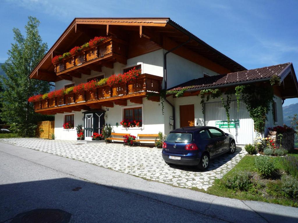 un coche aparcado frente a una casa en Appartement Bergkristall, en Sankt Johann im Pongau