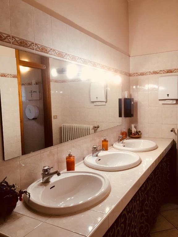 Koupelna v ubytování Albergo Genzianella