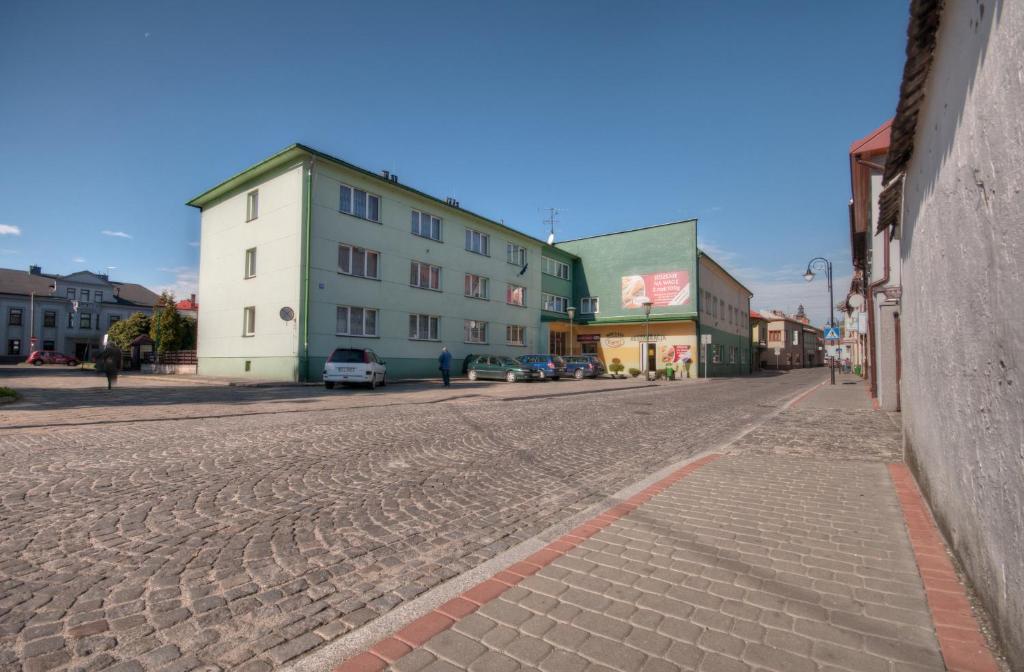 brukowana ulica w mieście z budynkami w obiekcie Karet Obiekt Hotelowy w mieście Skoczów