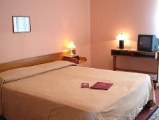 una camera d'albergo con un letto con una carta di Hotel Etruria a Orvieto