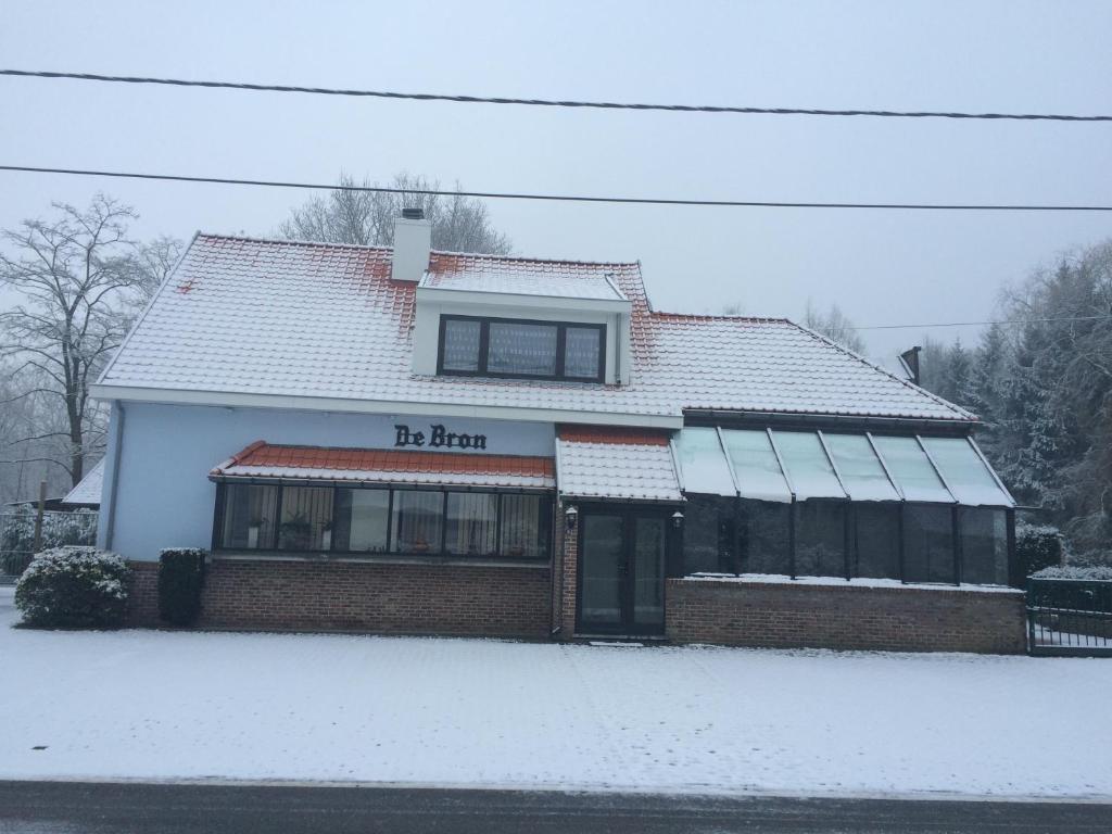 Ein Gebäude mit einem Schild im Schnee. in der Unterkunft de bron in Beringen