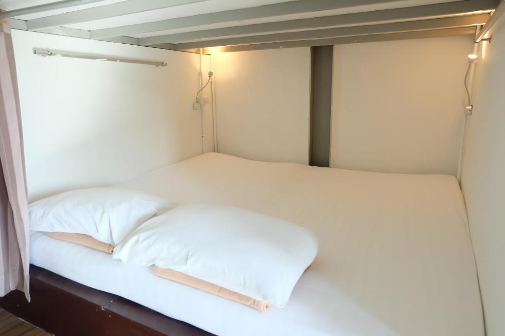 Llit o llits en una habitació de A Plus Hotel