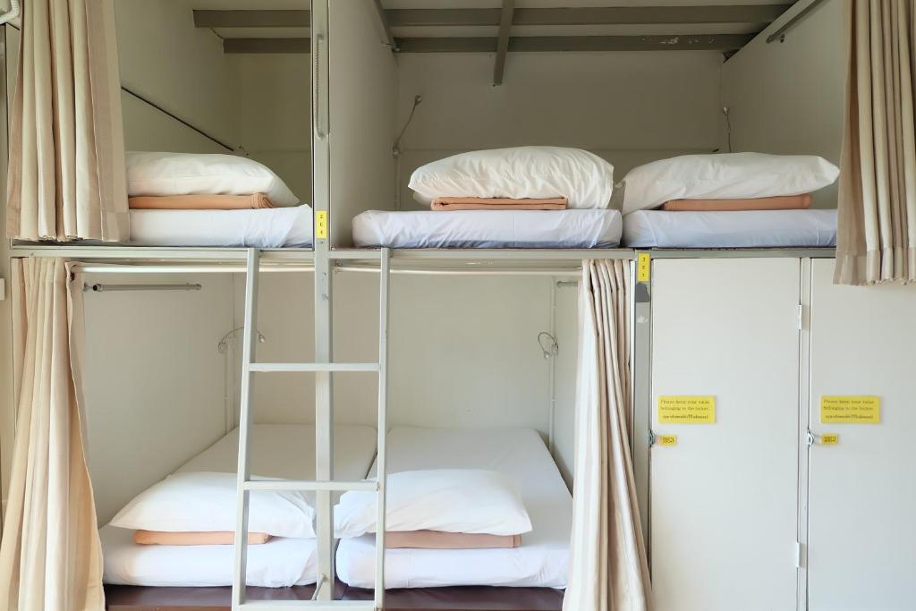 Llit o llits en una habitació de A Plus Hotel